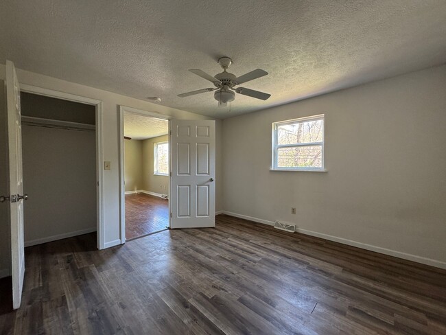 Building Photo - Cozy 2 Bedroom 1 Bathroom Home Nestled in ...