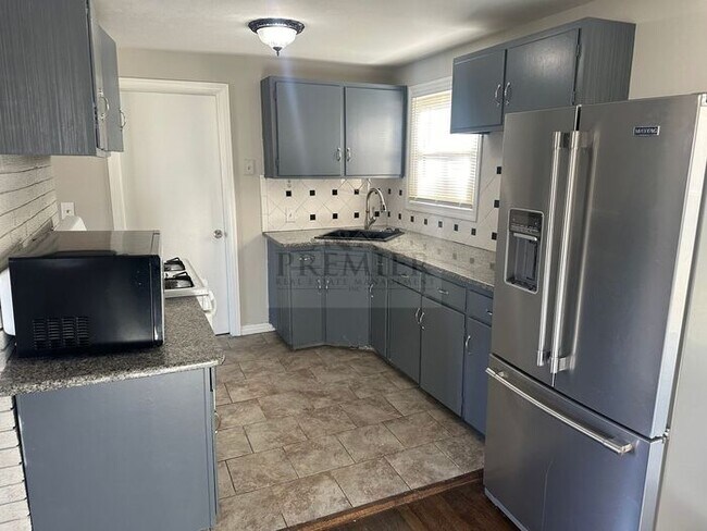 Building Photo - 8205 E 53rd KC MO -3 bed / 1 full bathroom...
