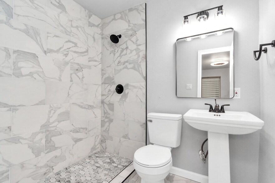 Building Photo - 5107 Cortelyou Ln