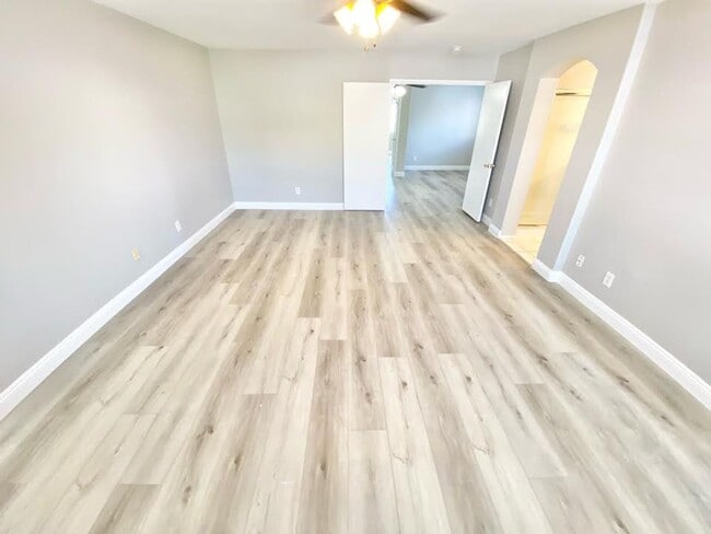 Building Photo - STUNNING 2 BEDROOMS 2.5 BATHROOMS TWO STORY TOWNHOUSE IN GATED COMMUNITY!