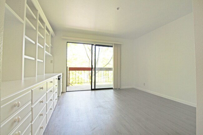 Building Photo - Spacious Adam's Point Condo Available NOW!