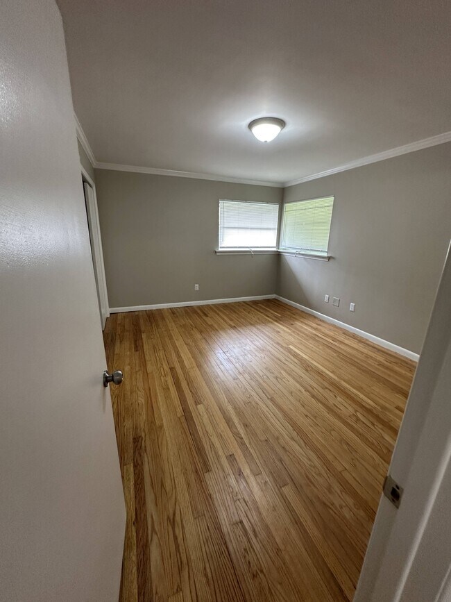 Building Photo - 511 Pinehill Rd
