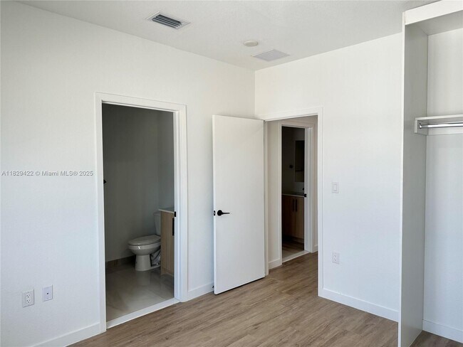 Building Photo - 307 NW 13th Pl