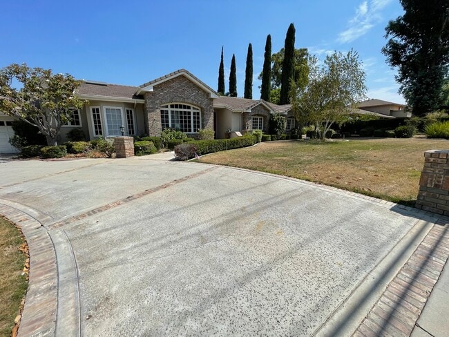 Building Photo - 19077 Oriente Dr