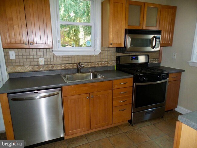 Building Photo - 220 Addison Ave