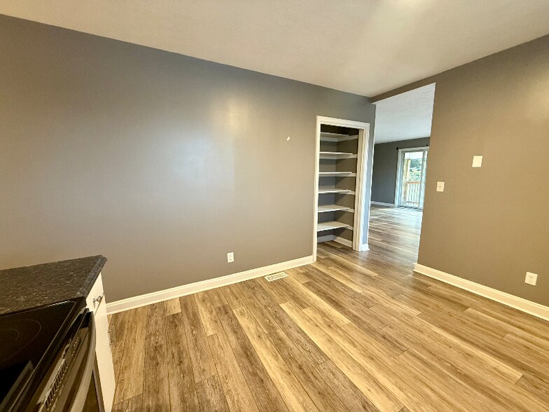 Building Photo - 801 Grand St