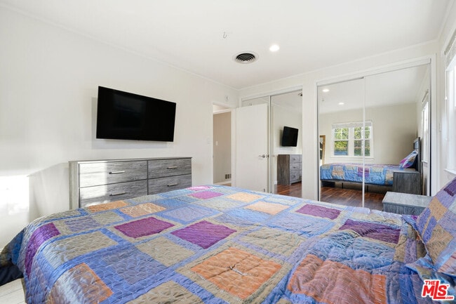 Building Photo - 15040 Hamlin St