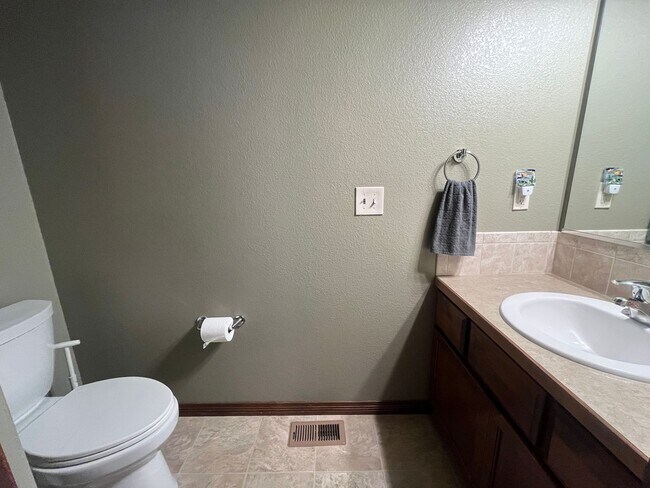 Building Photo - Beautiful single-family home in Berthoud!