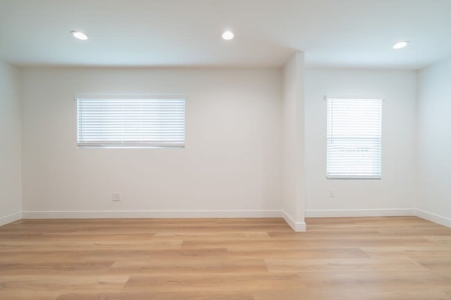 Building Photo - Charming 3 Bedrooms 2 Bathrooms Home $4,00...
