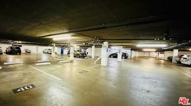 Building Photo - 10982 Roebling Ave