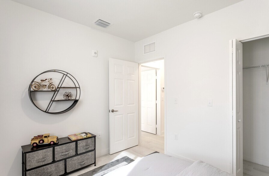 Building Photo - 407 W 77th St