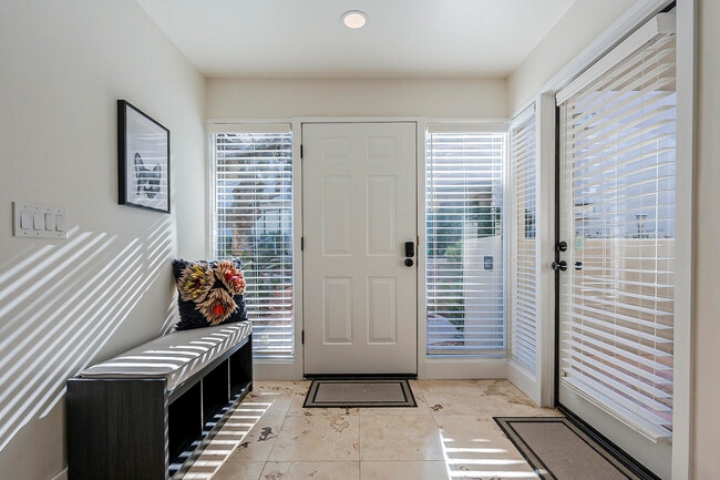 Building Photo - 1820 E Morten Ave