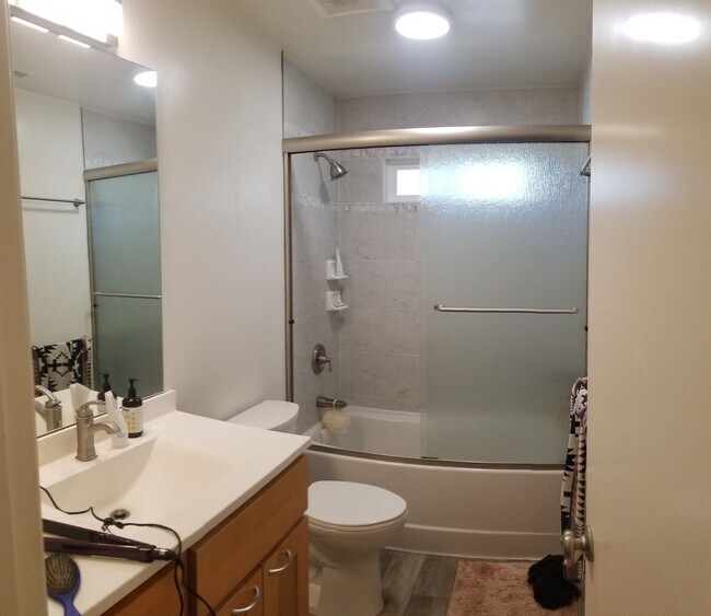 Building Photo - Immaculate 5 Bedroom 3 bath home with beautiful hill views!