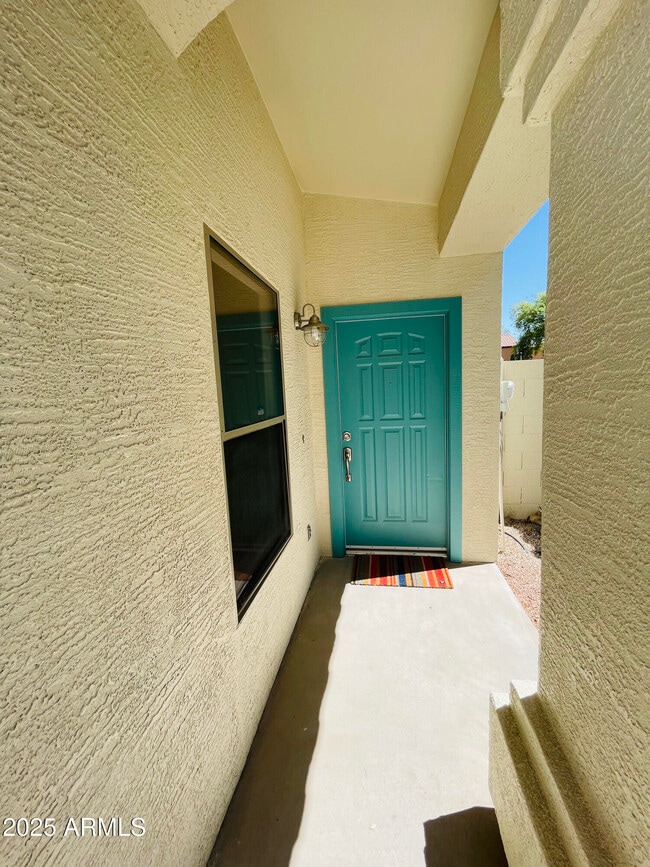 Building Photo - 841 E Lovegrass Dr