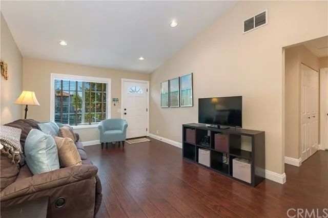Building Photo - 11 Roble