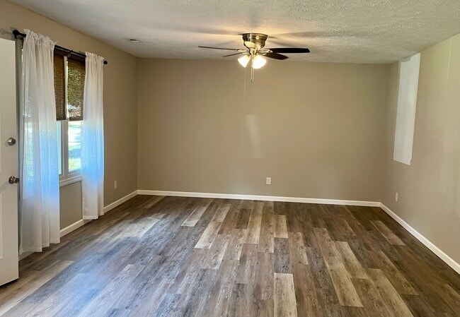 Building Photo - 644 Tamarach Dr
