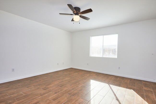Building Photo - 3 BEDROOM BARSTOW HOME