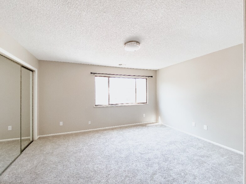 Building Photo - 2282 S Oakland Way