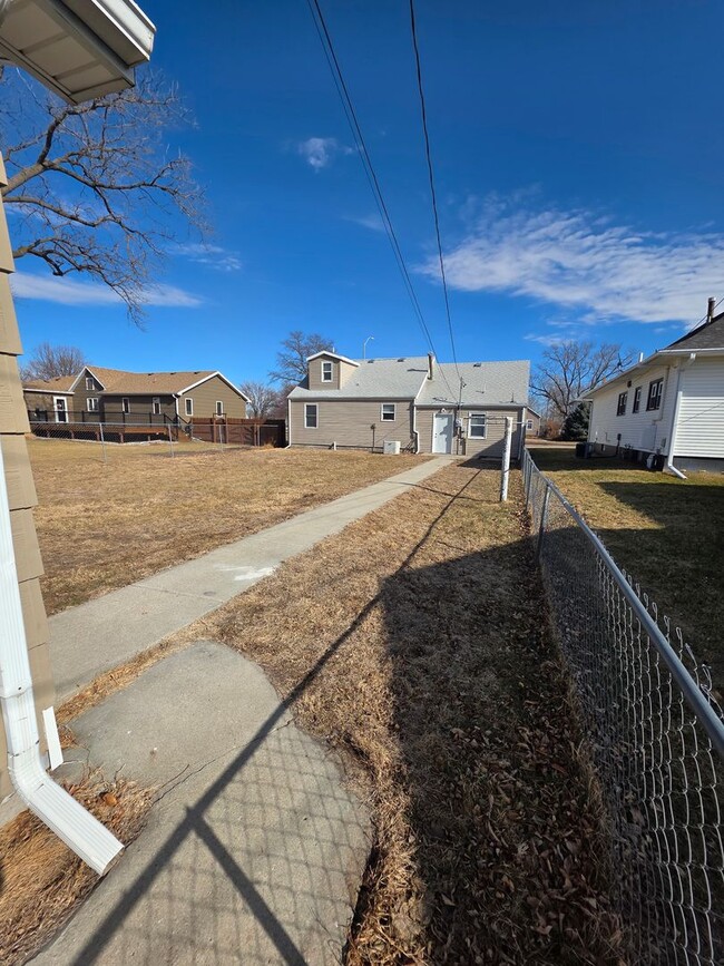 Building Photo - 3 Bed | 2 Bath | 2 Car Garage | Fully Fenced Yard