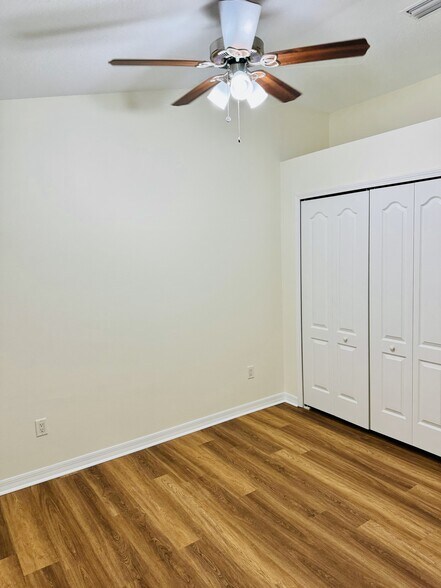 Guest Bedroom # 3 Closet - 27325 Edenfield Dr