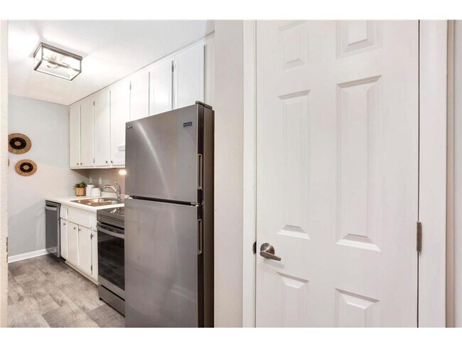 Building Photo - Charming 1 Bedroom Condo in the Heart of S...