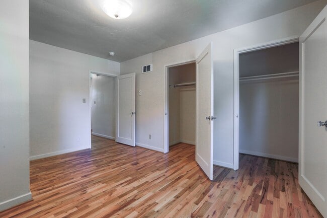 Building Photo - Timeless 1 Bedroom Mid-Century Townhouse!