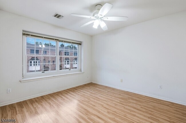 Building Photo - 5 Hidden Pond Ct