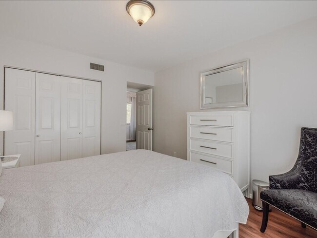 Building Photo - 1 Bedroom 1 Bathroom FULLY FURNISHED! COMM...