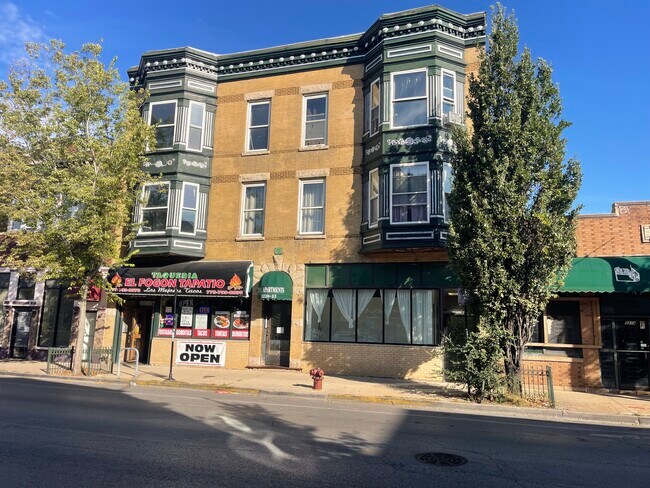 Building Photo - 3220 W Armitage Ave