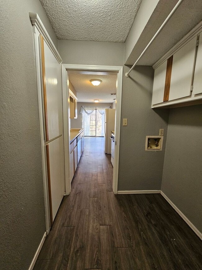 Building Photo - (2) Bed/(1.5) Bath Townhome Available NOW!