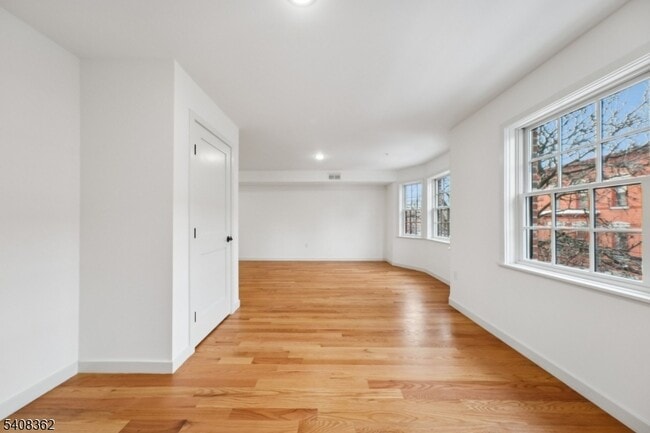 Building Photo - 52 James St