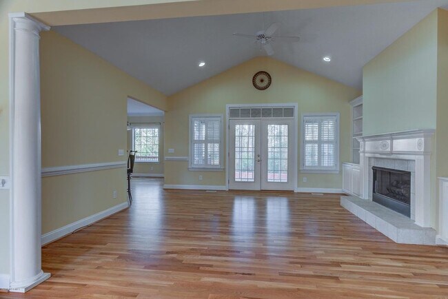 Living Area - 7107 Long Boat Cir