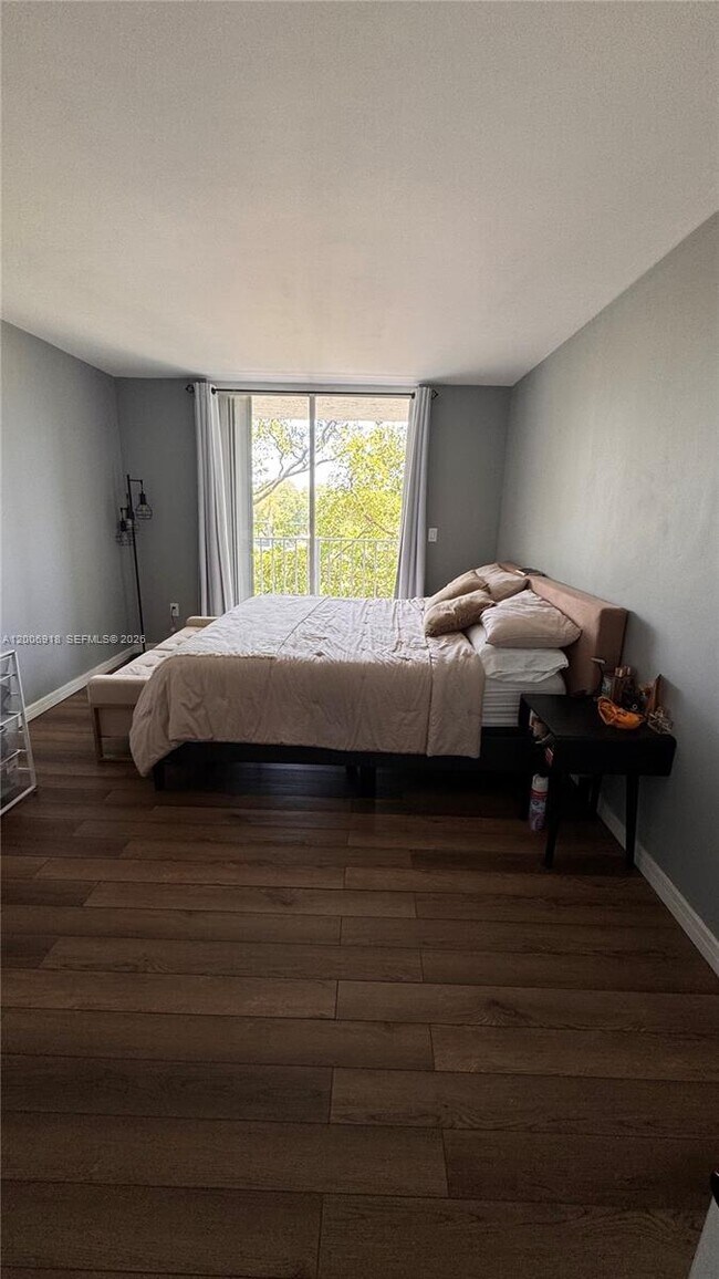 Building Photo - 650 NE 64th St