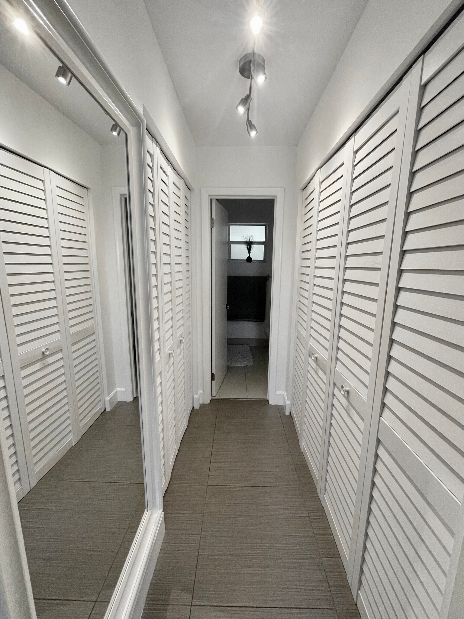 Building Photo - 600 NE 25th St