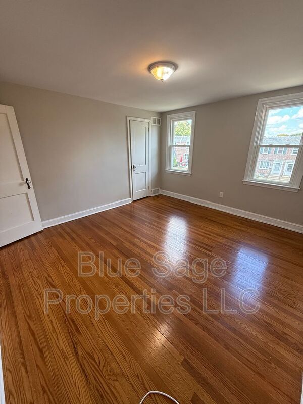 Building Photo - 528 Chester Ave