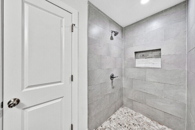 Building Photo - "Charming 3-Bed, 2-Bath Denison Home with Elegant Granite Countertops!"