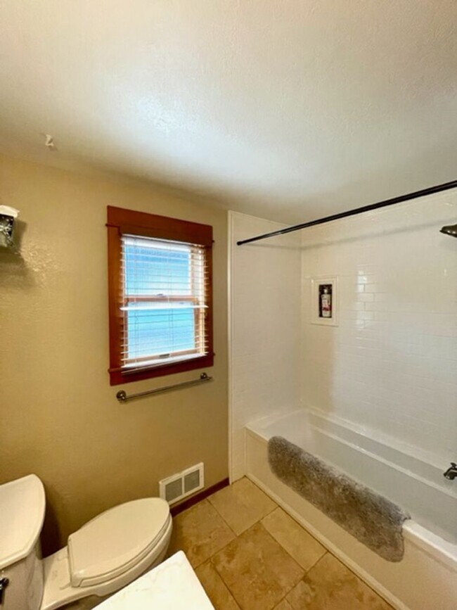 Building Photo - Single Level Westside Home with fabulous backyard!!