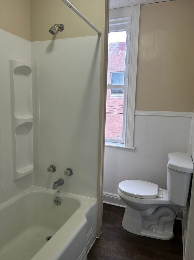 Building Photo - 121 N State St