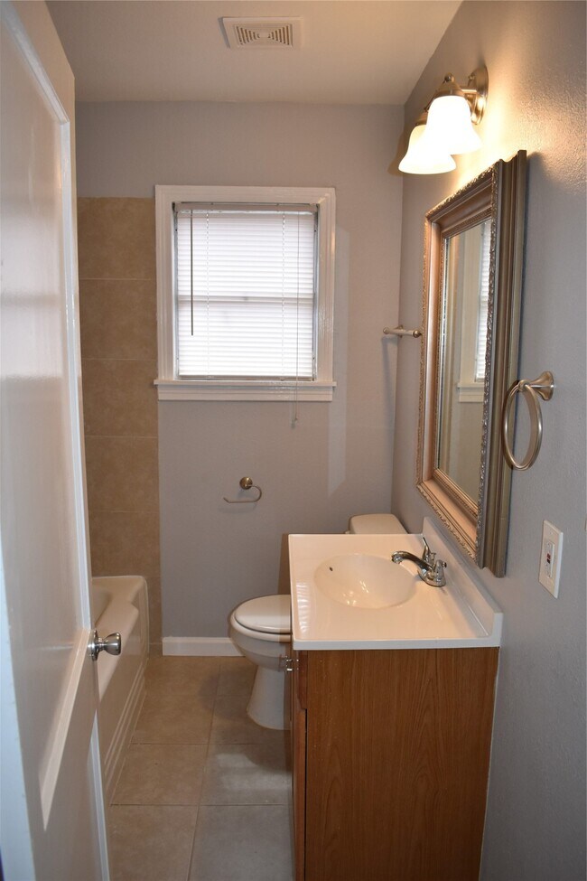 Building Photo - 904 Wisconsin St