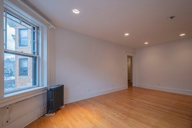 Building Photo - 2 Newport Rd