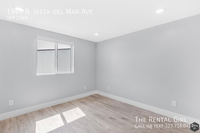 Building Photo - Hot-to-Go 5BR Townhome in Hollywood Dell w...