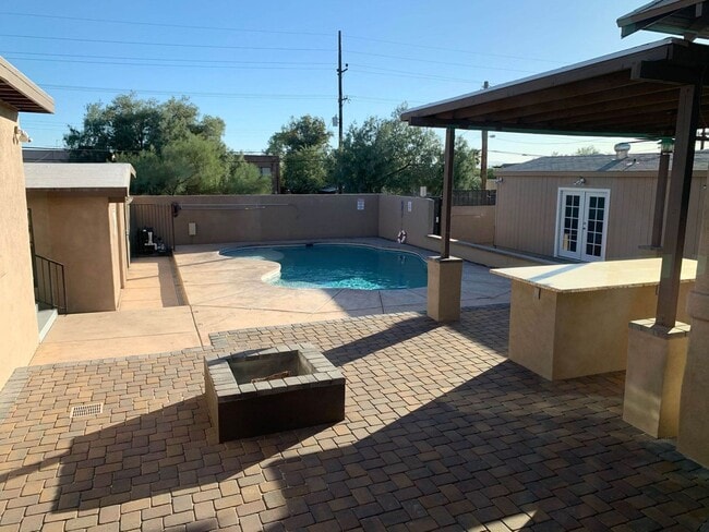 Building Photo - 928 E 6th St