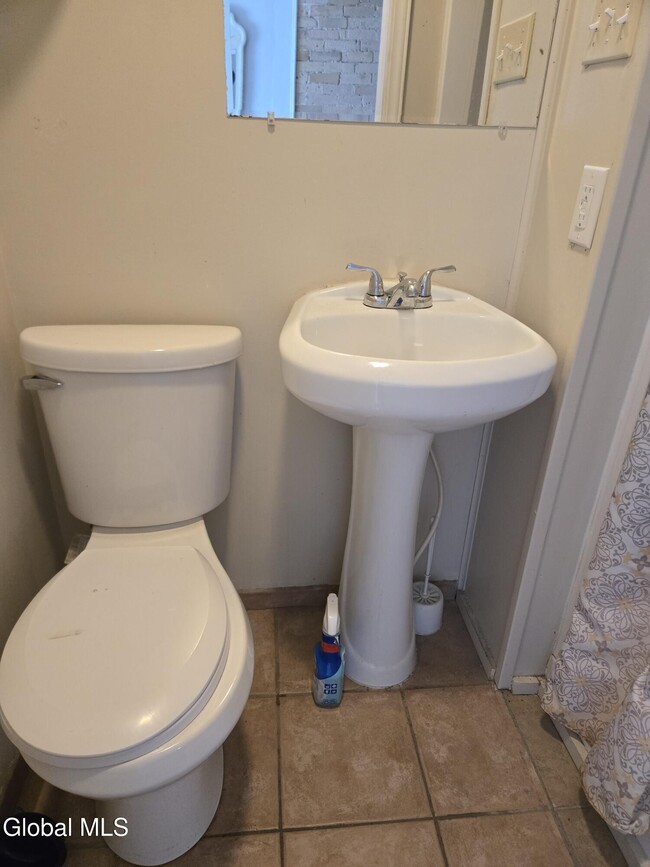 Building Photo - 318 Ridge St