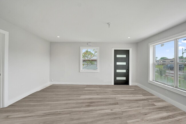 Building Photo - 5601 SW 36th Ct