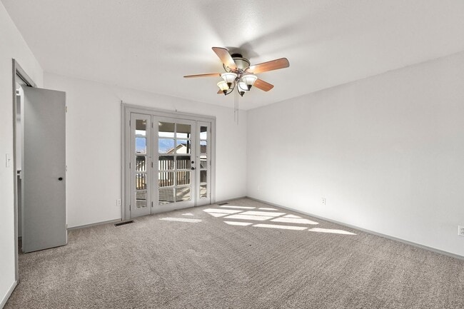 Building Photo - 330 Putnam Dr