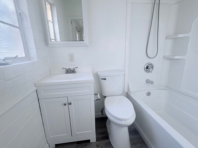 Building Photo - 3 Bed/2 Bath home with backyard and swimming pool!