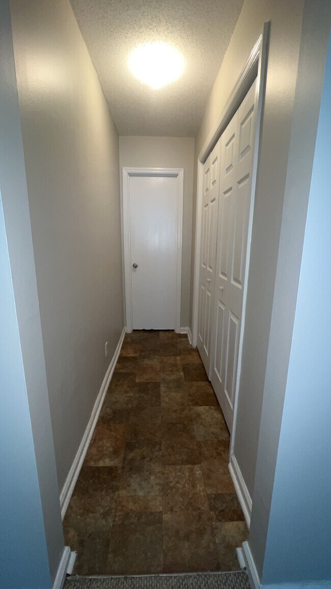 Building Photo - 910 Brett Dr