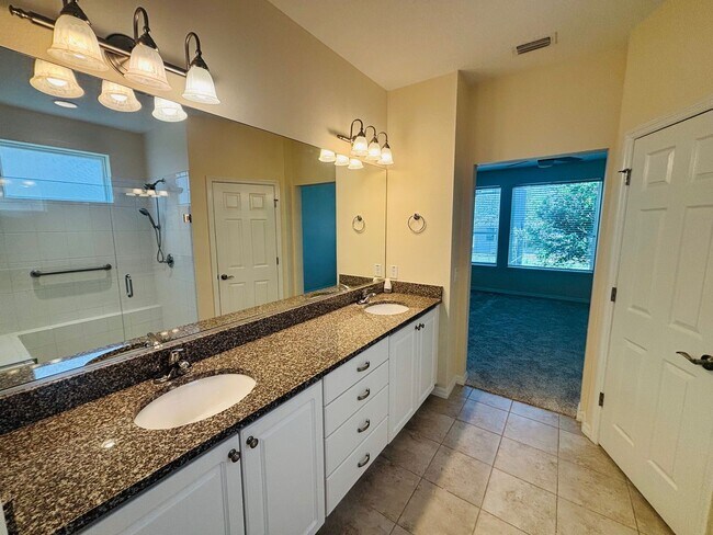 Building Photo - Beautiful movie in ready, large 2/2 in Ocala Preserve - All ages