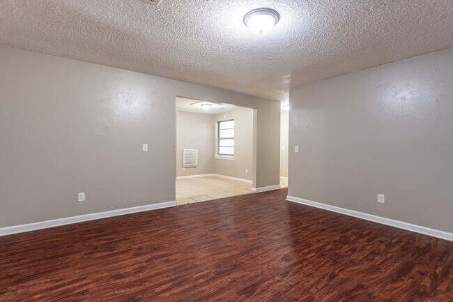 Building Photo - Charming 5-bedroom, 1.5-bathroom home