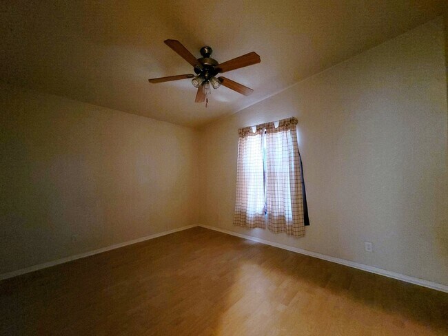 Building Photo - Updated Spacious Home in the Foothills!